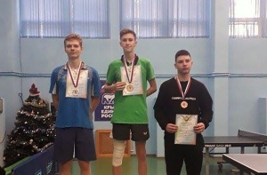 Илья Бородин (в центре) победитель первенства Крыма среди 18-летних